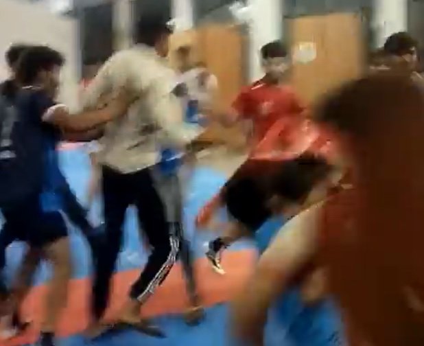 Scandalul momentului în sport: S-au luat la bătaie în timpul unui mare festival din India